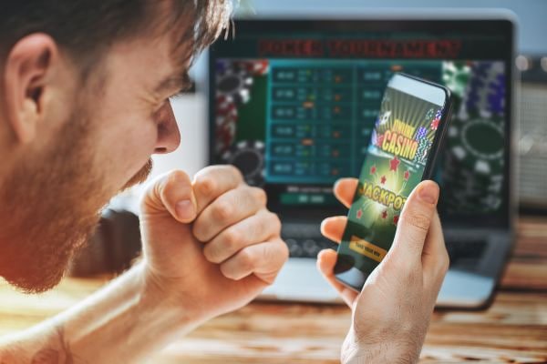 markas138 login Lightning Baccarat live table showing dealer, cards with lightning bolt graphics, and betting interface on mobile screen